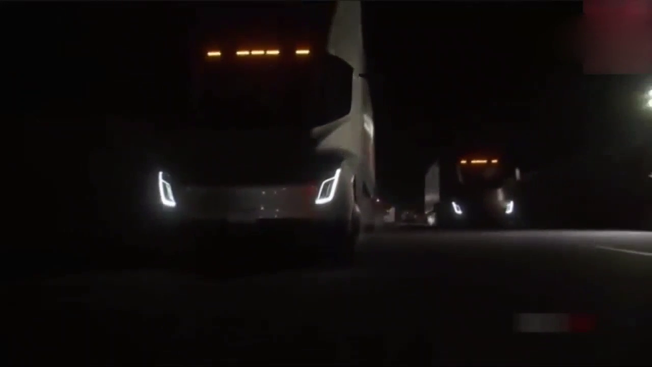 马斯克把特斯拉电动卡车直接开上了主持台，全场瞬间沸腾了