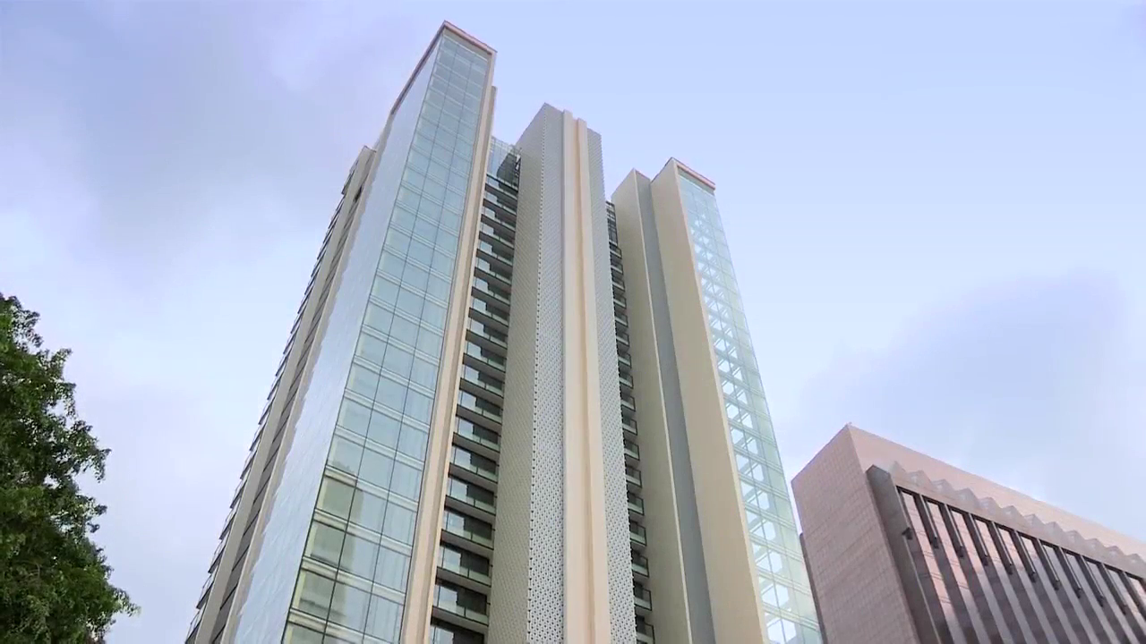 震撼！迪拜的百万富翁把超级豪华跑车停在自己的起居室里