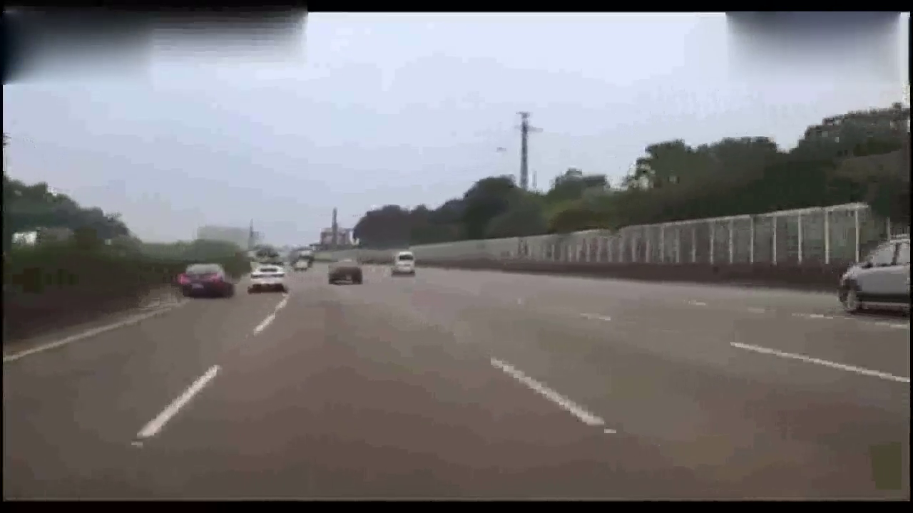 两辆跑车飚速一闪而过 GTR失控殃及黑车 酿惨烈车祸