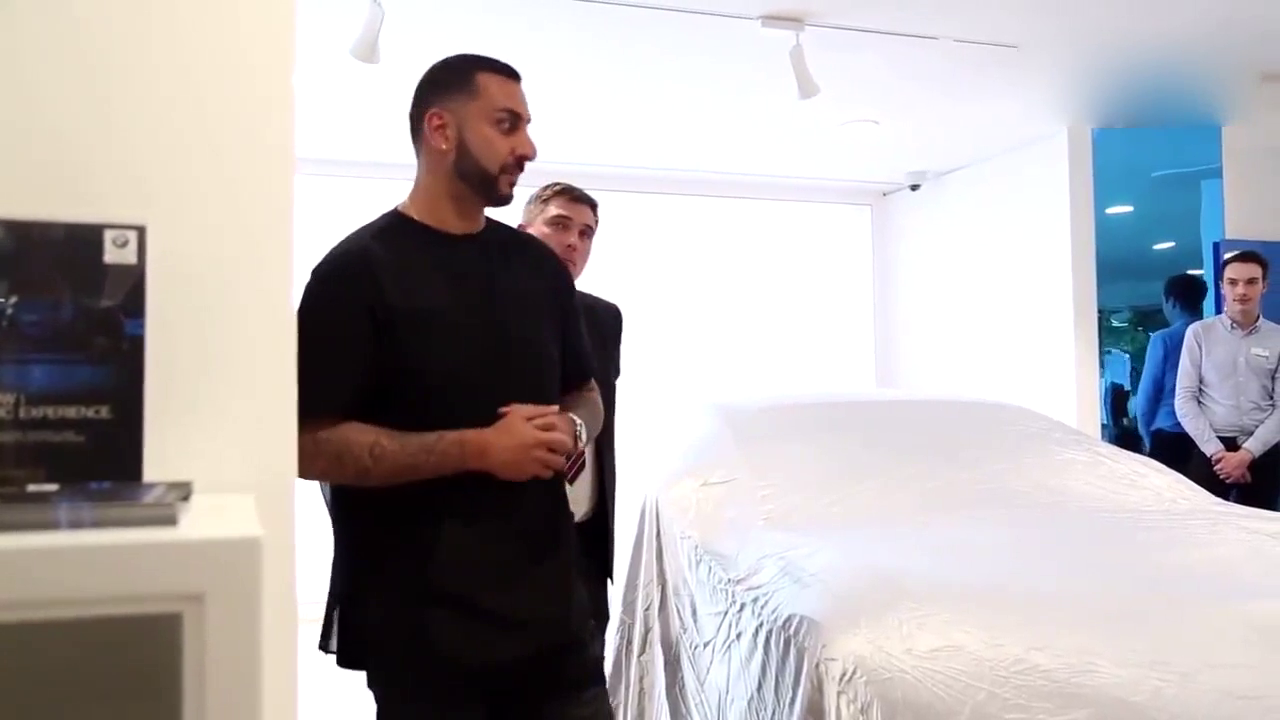 两百万的宝马跑车，拉开遮车布才是霸气的开始！