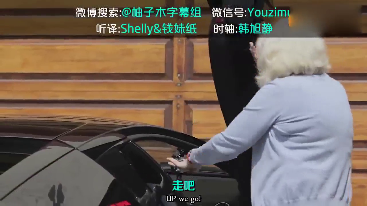 两位奶奶开兰博基尼跑车上街兜风，被帅哥搭讪