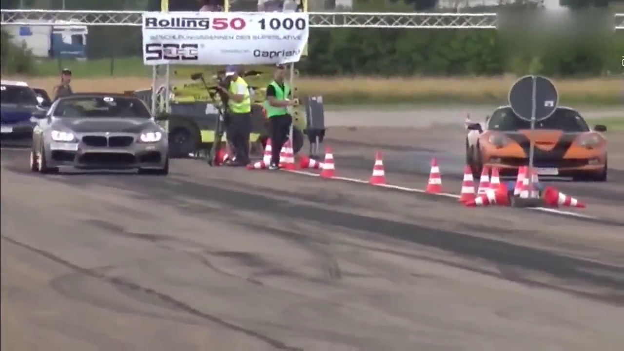 宝马M6直线加速秀声浪，旁边的跑车被甩好几个身位