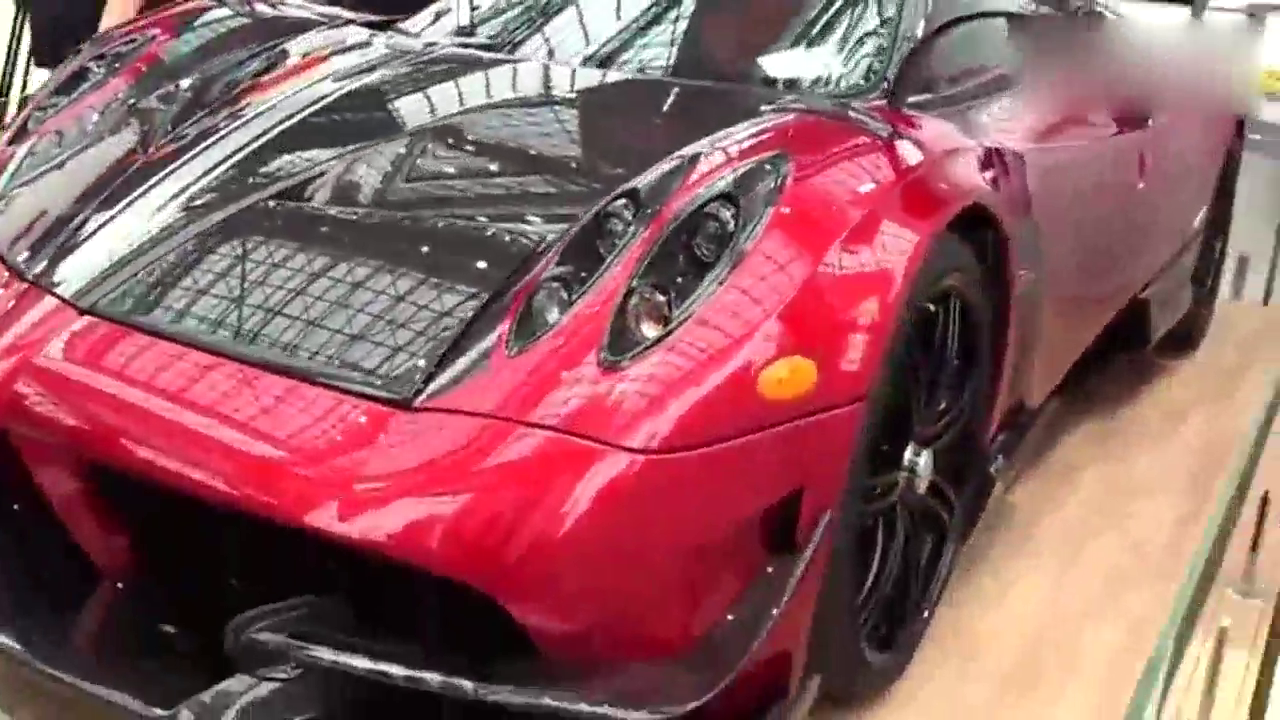 全球只有20辆，帕加尼跑车，鸥翼门，碳纤维加钛纤维壳体！