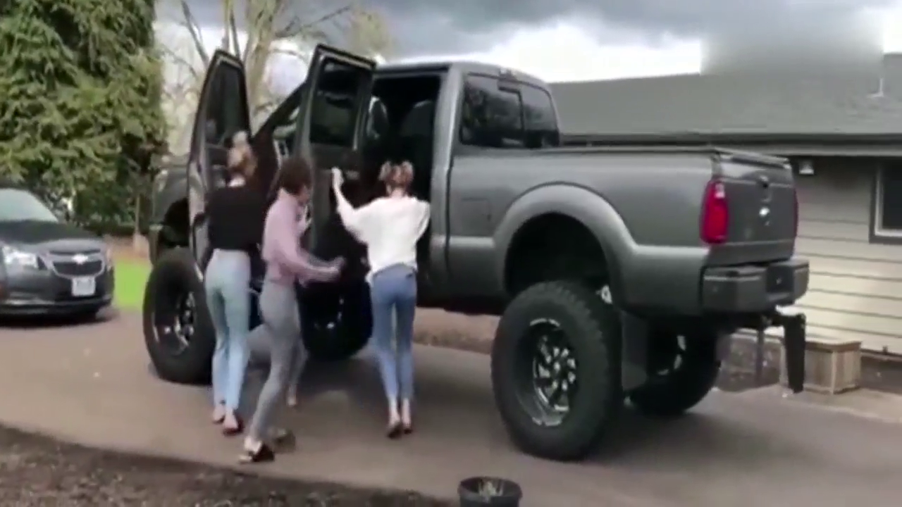 妹子们这次遇到对手了，大卡车不得不他们展现身手！