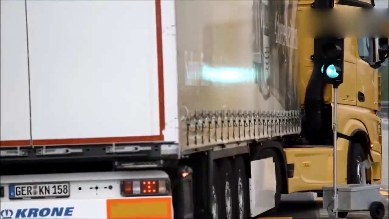 奔驰卡车的自动刹车系统，来感受下有多厉害