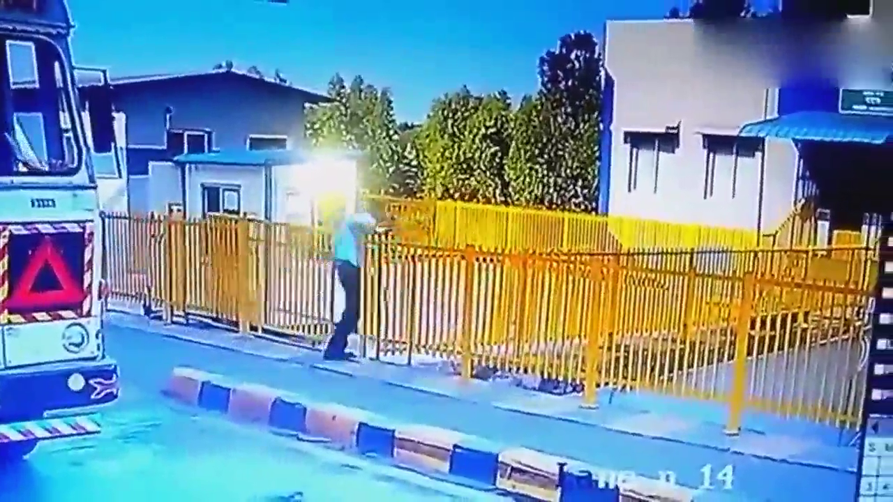 失控卡车撞向收费站 工人躲的快但还是被击中