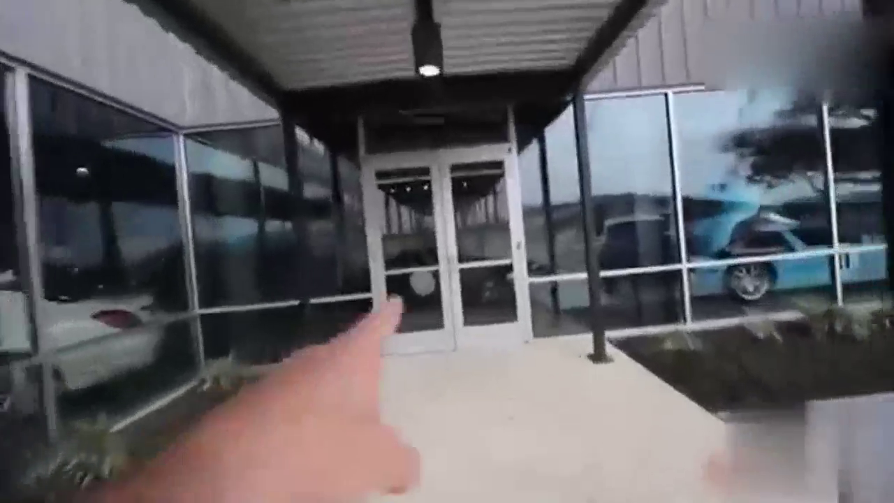 带着现金去提奥迪R8跑车，让人羡慕