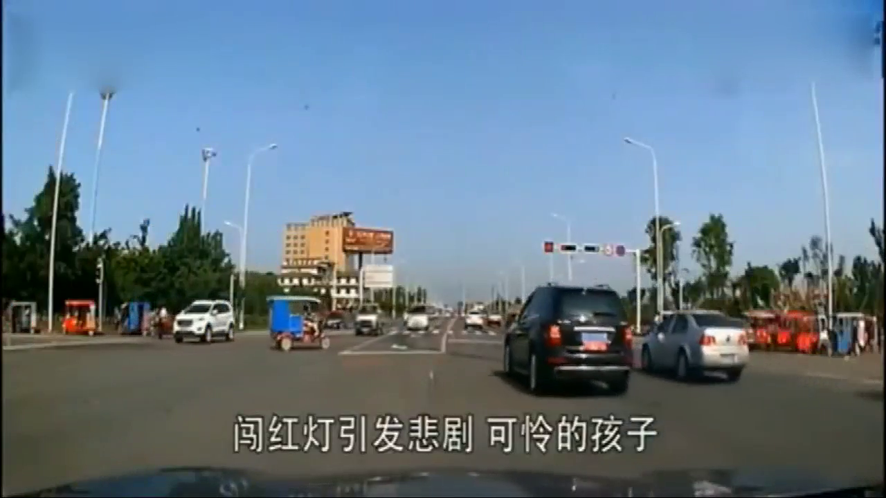 嚣张的电动车强行闯红灯，这一幕太揪心了