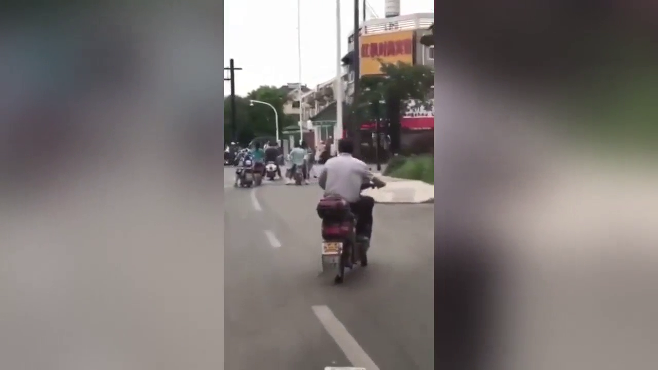 连老大爷都会玩电动车漂移，比御剑飞行还飘逸