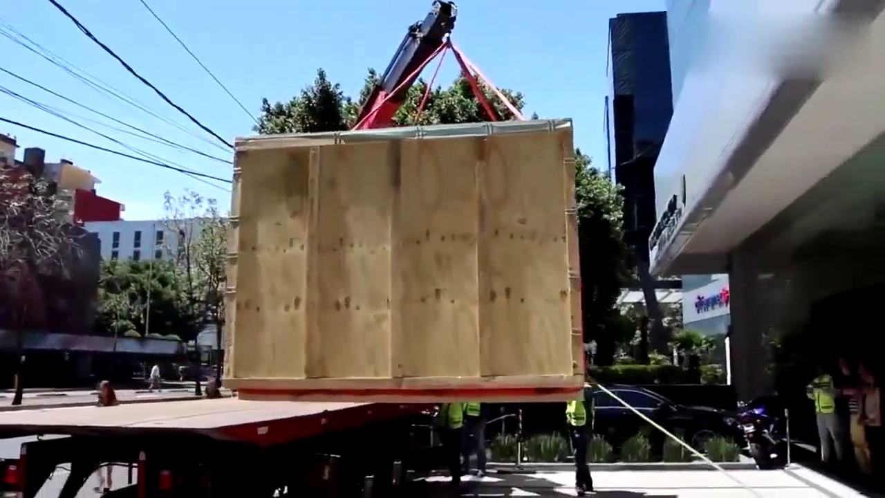 土豪花费5000万买跑车，送来了一个木箱子，打开后我笑了！