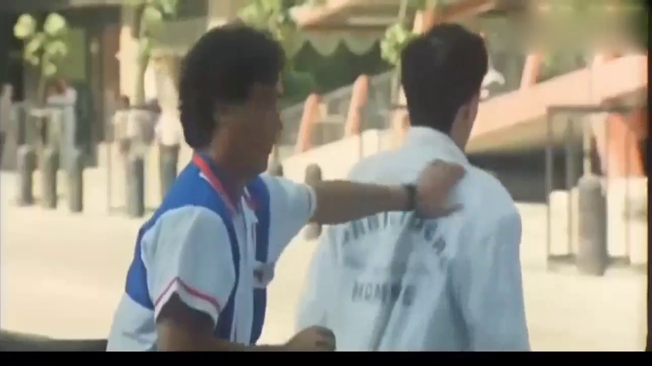 警察征用出租车追罪犯，司机一句“终于可以飙车了”亮了