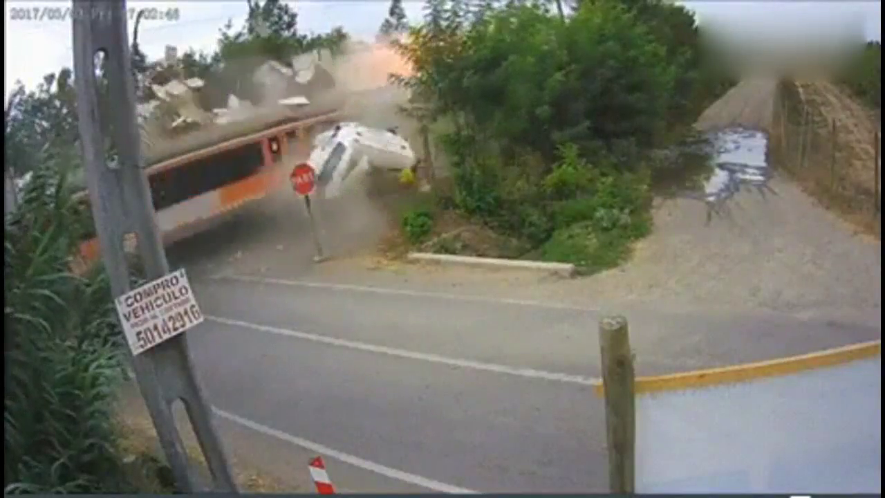 实拍卡车被火车拦腰撞断车头被撞飞