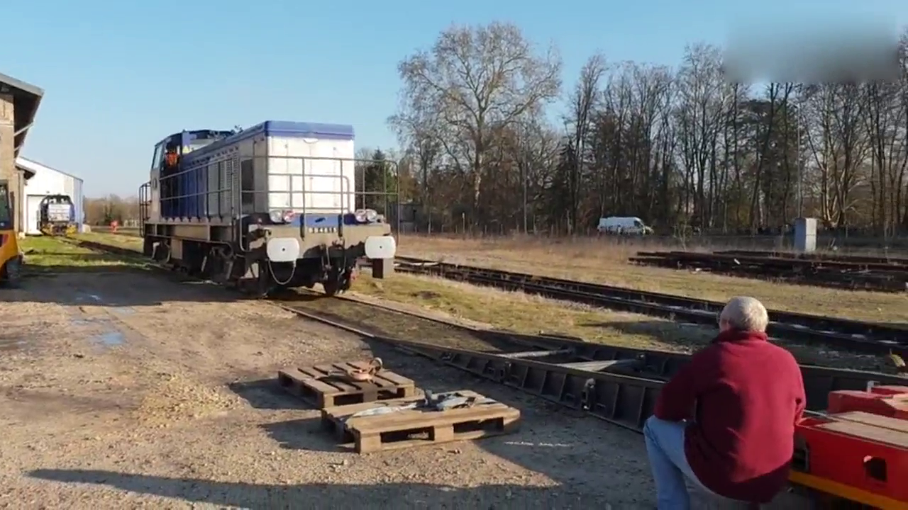 火车头是怎么样上卡车被运走的