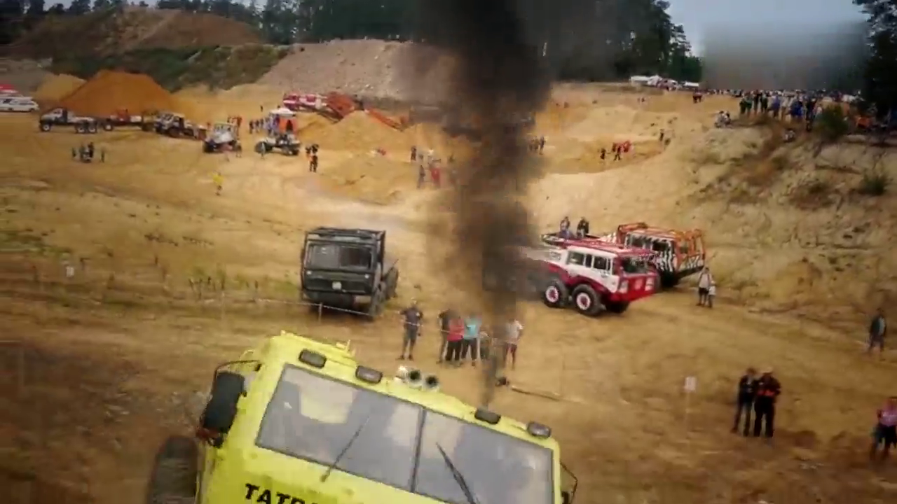 捷克太脱拉卡车的底盘结构独特，能在越野赛场横行