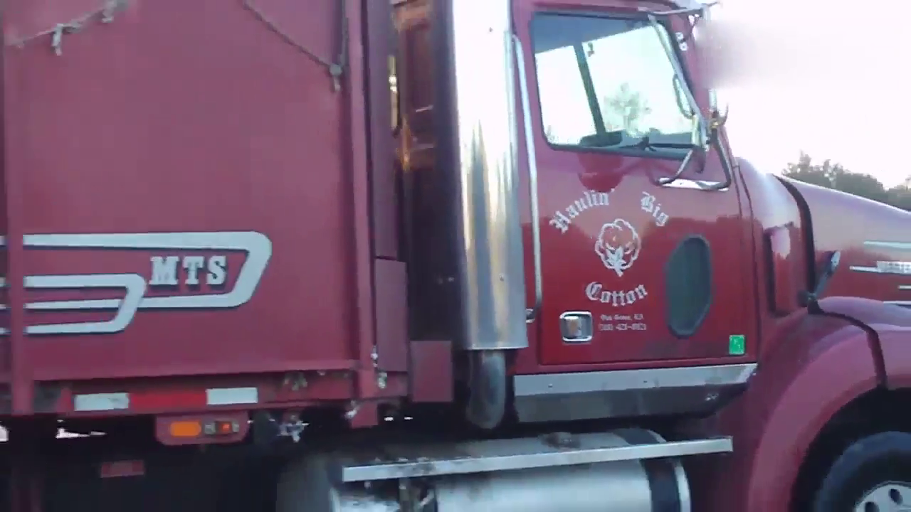 自卸卡车装棉花：车开过去一套就把棉花装到车子里了！