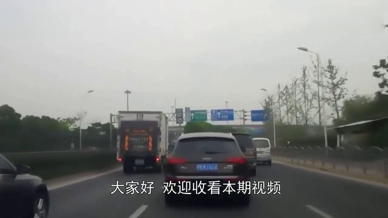 轿车顶上坐了7只葫芦娃 网友评论让人哭笑不得