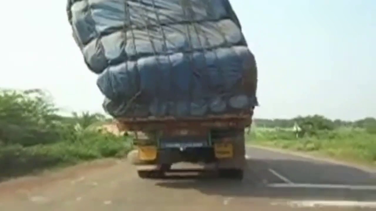 严重超载卡车颤颤巍巍前行 真怕它翻车