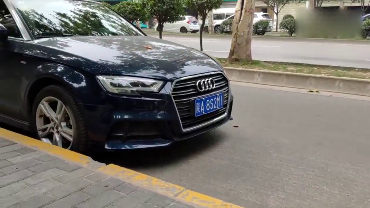 这是奥迪的哪款敞篷跑车呢？看着很时尚漂亮啊，不知道贵不贵