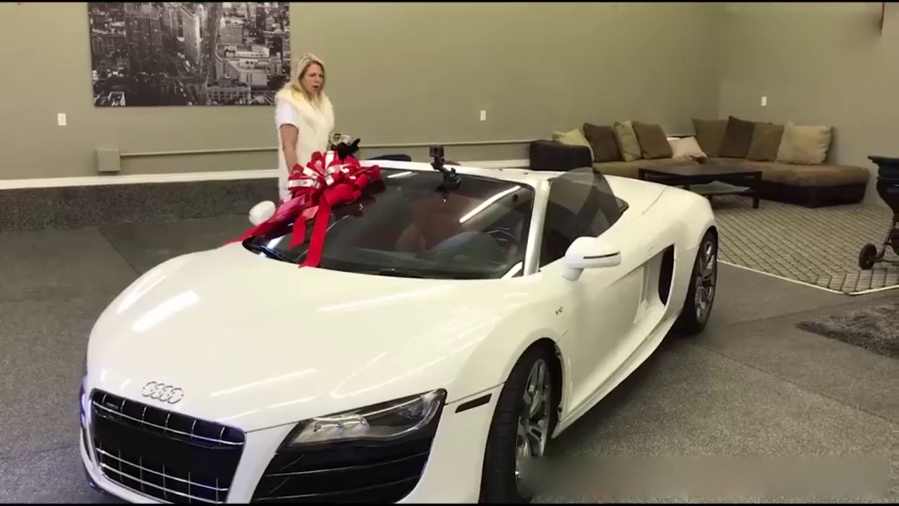 送妈妈奥迪跑车当生日礼物，走近一看懵圈了！