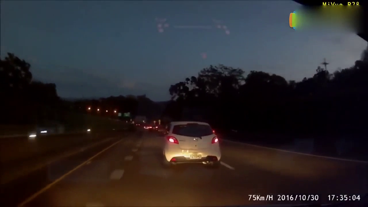 高架桥上女司机驾驶轿车一路逆向行驶，吓坏卡车司机