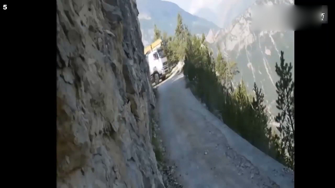 超牛的卡车驾驶技术，副驾驶直喊要下车！