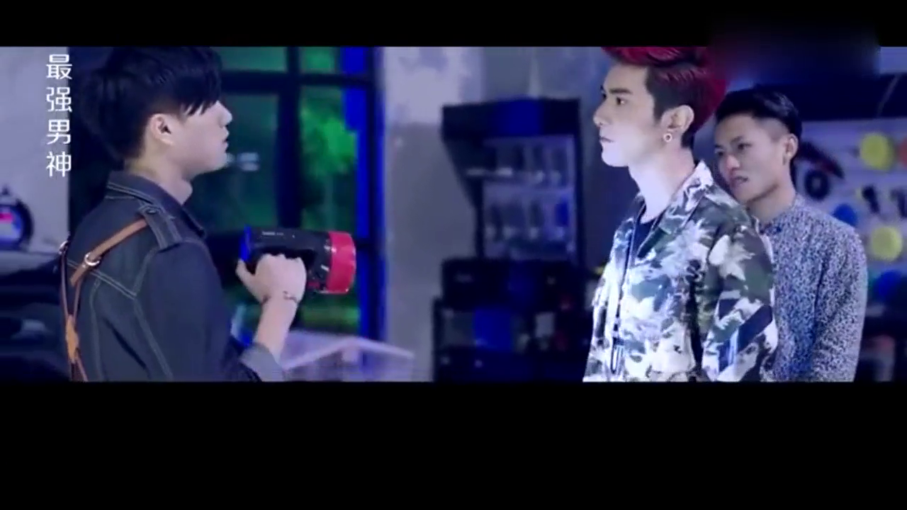 朋友飙车平事但无跑车，土豪说我借你，一电话叫数辆天价豪车！