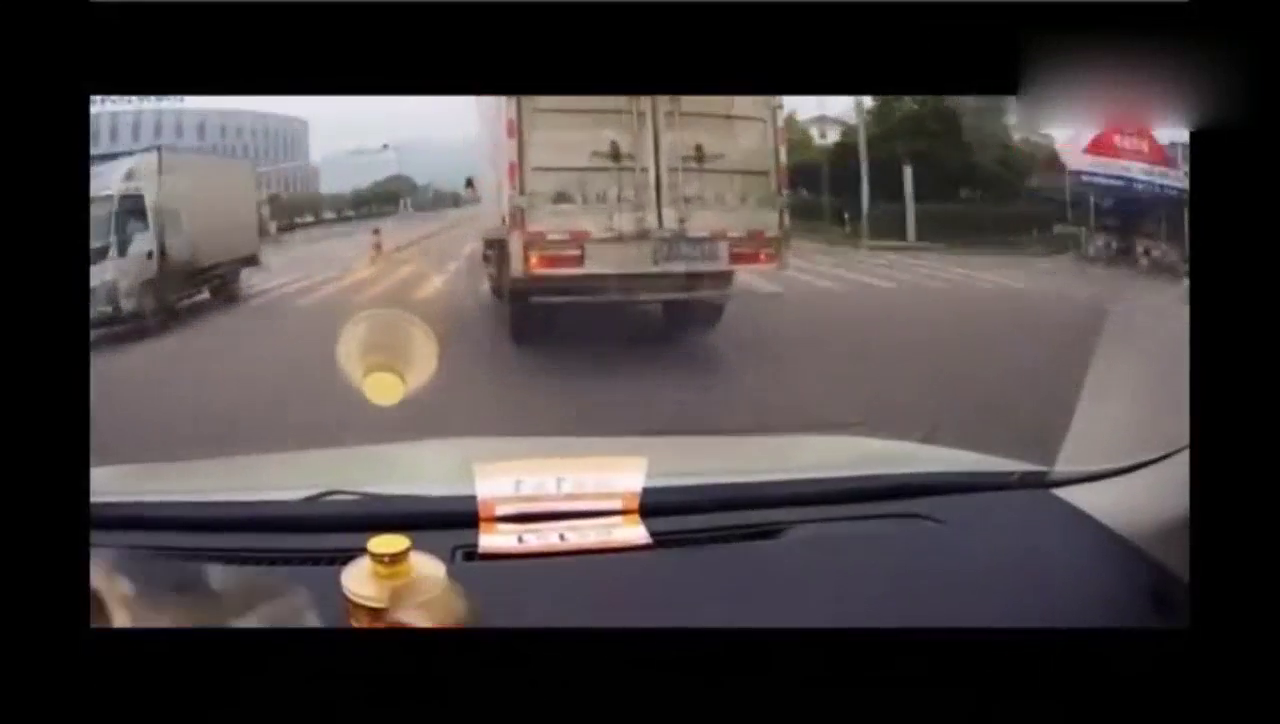 前面货车突然撞倒电动车，老司机避让躲过一劫