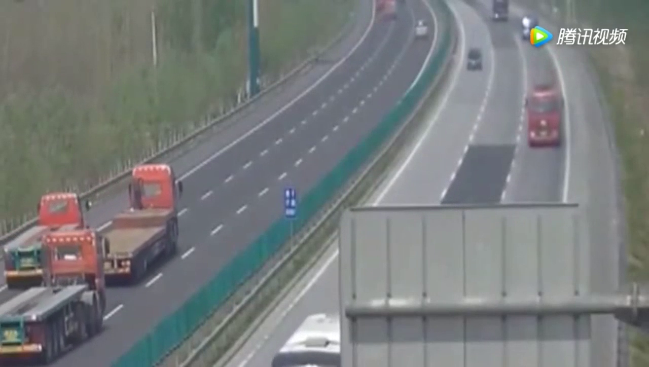 货车卡车扎堆上高速，引发的连环车祸，场面彻底失控！