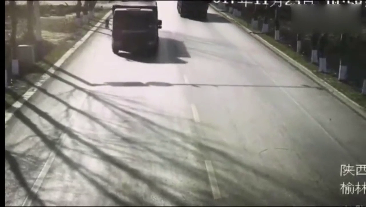 出租车走神，大货车急打方向避让，但结果一幕更惨烈！