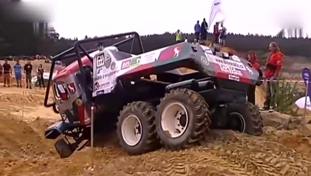 强到变态 实拍6X6卡车场地玩极限越野