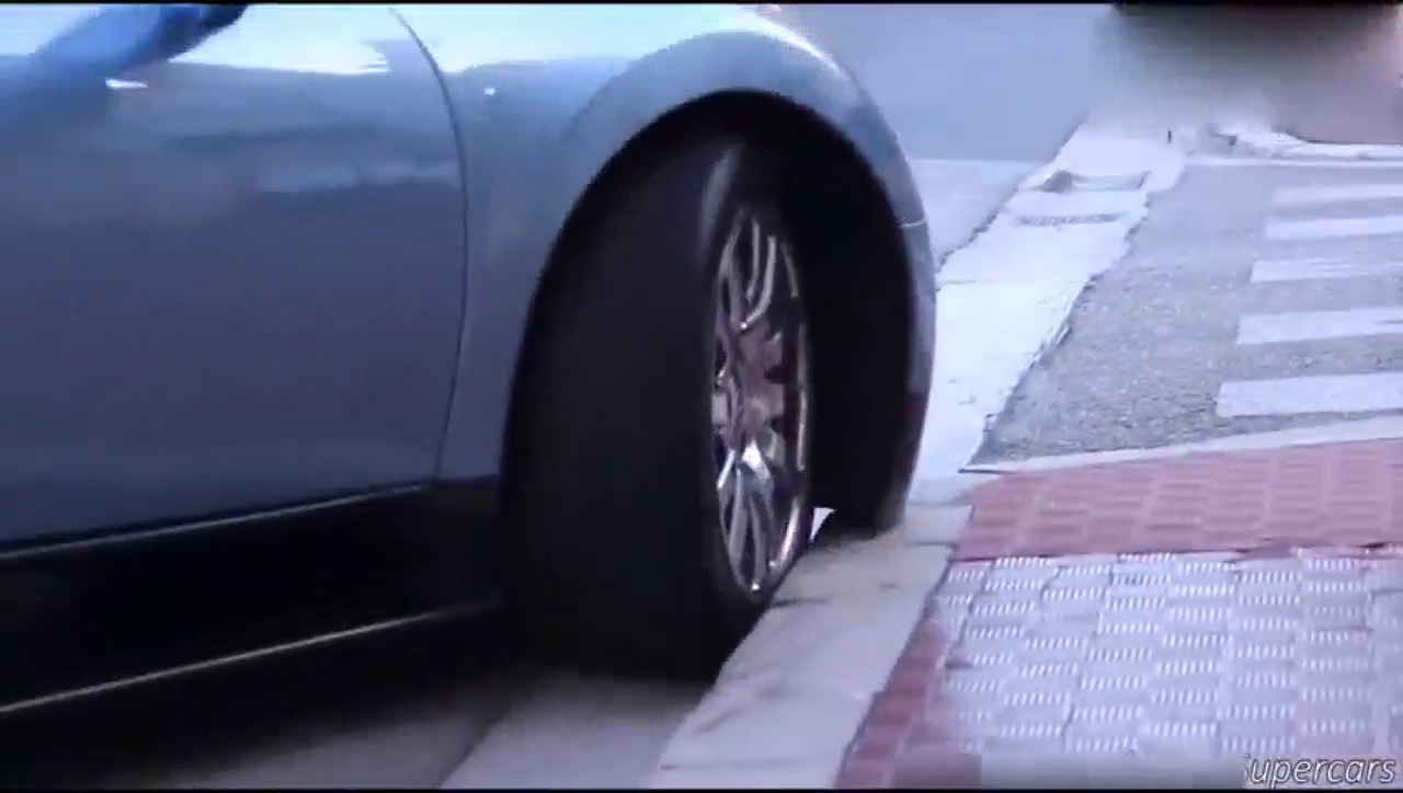 开5000万布加迪跑车去上班！