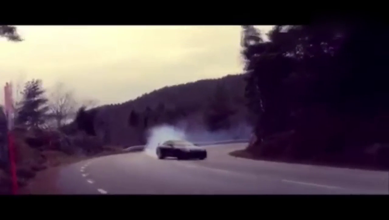 帅气跑车森林道路完美漂移