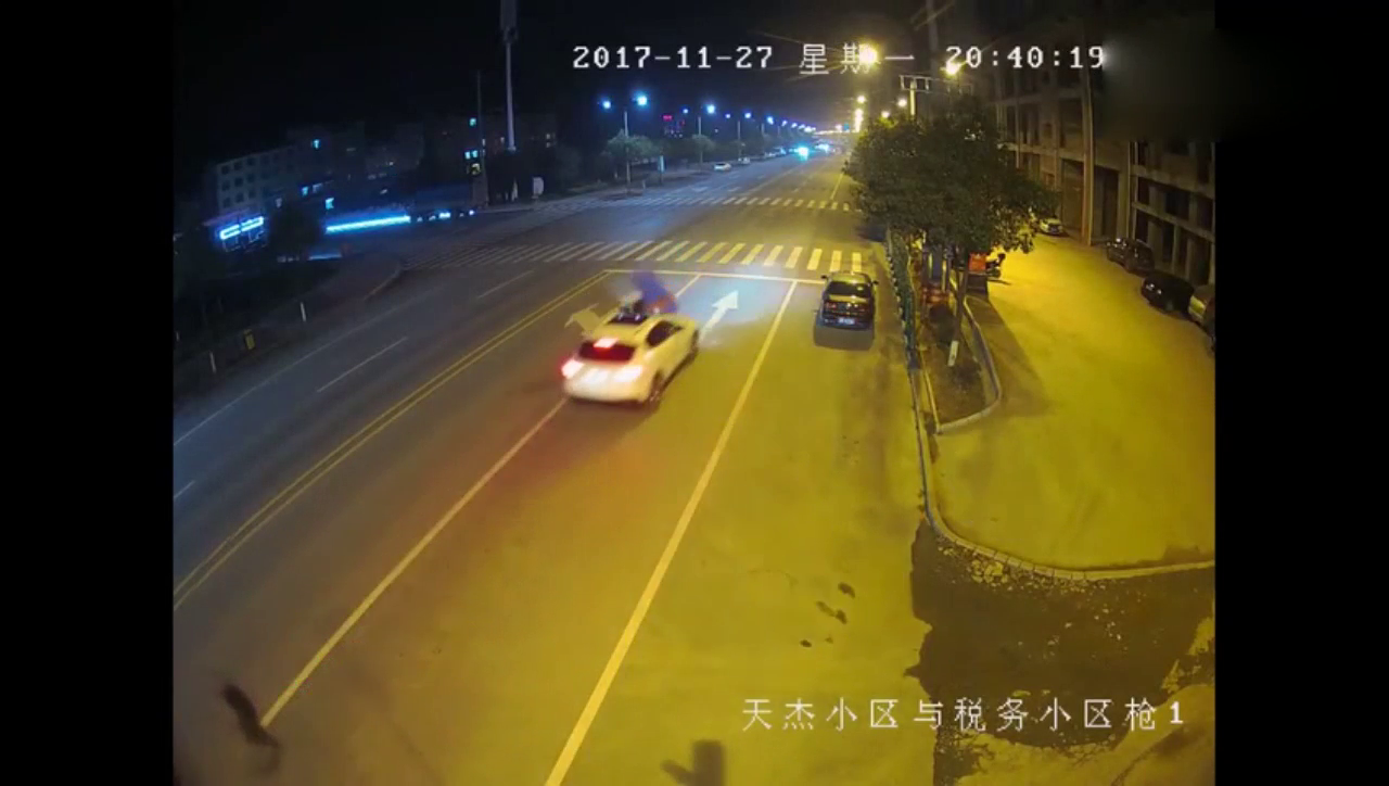 电动车夜间逆行，最终被撞付出惨痛代价！