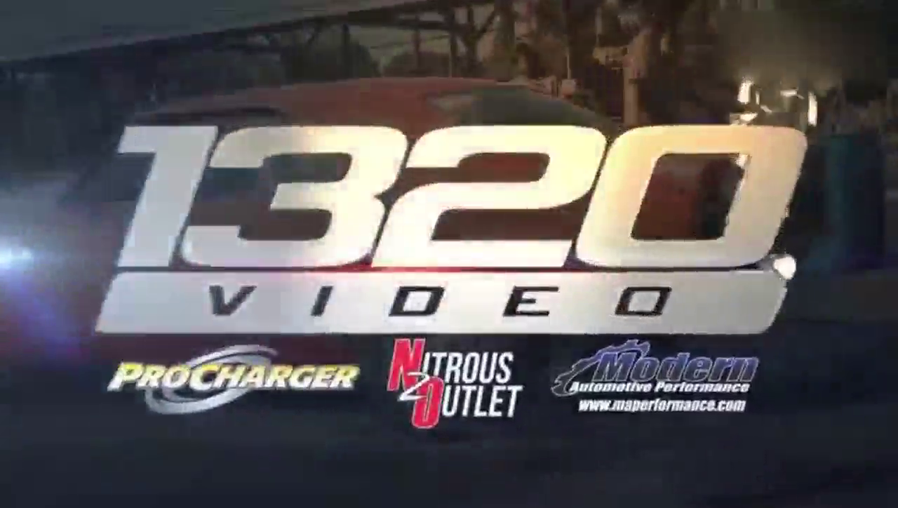 起步就抬头 美式改装车直线赛道秀加速