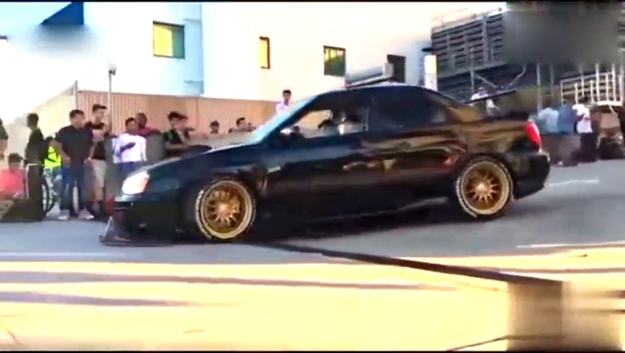 越贵的跑车过减速带越尴尬！真是心疼