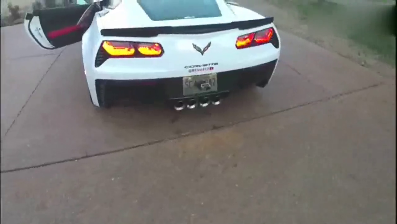 在超级跑车排气管里放美金，看看接下来会发生什么