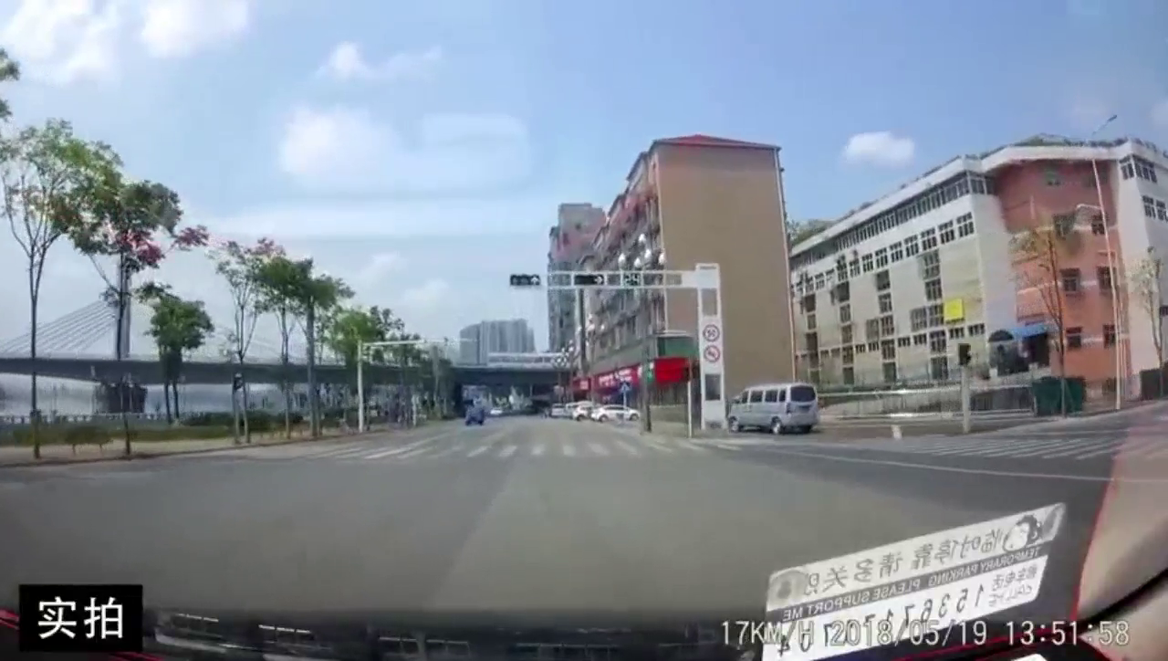 超载电动车任性闯红灯，这位司机无奈将他们撞翻!