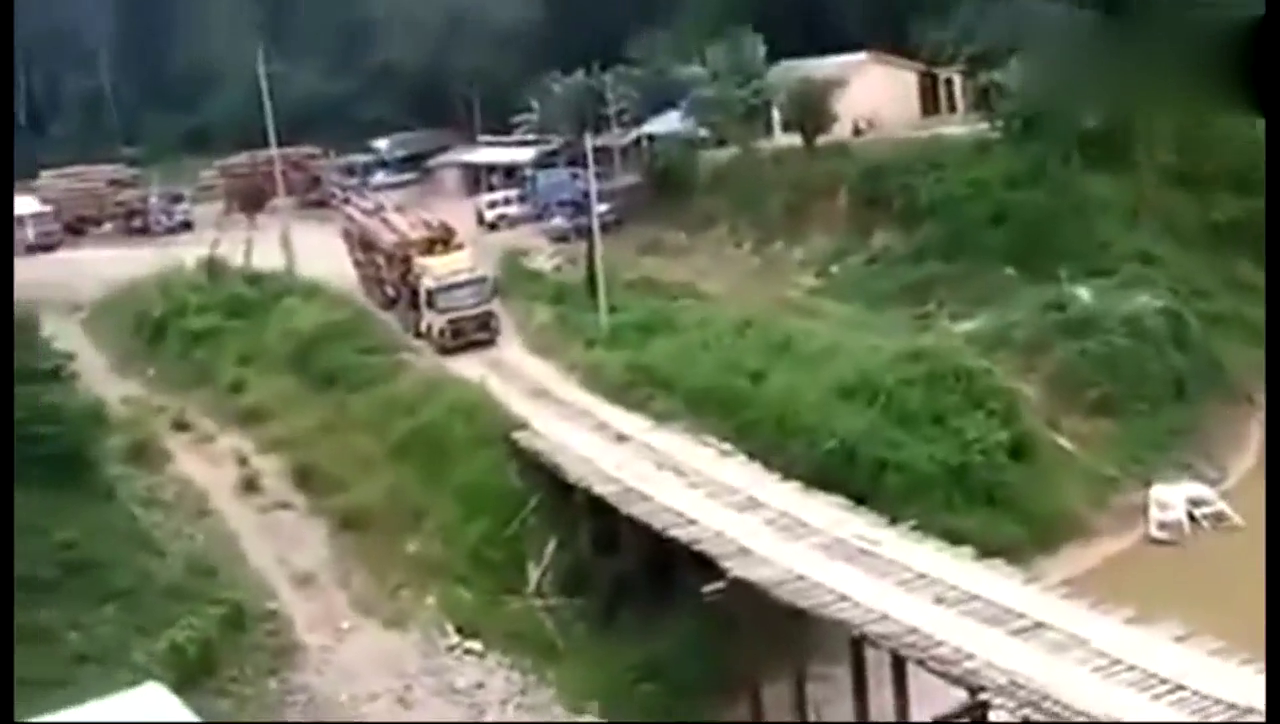 开满载卡车过木桥，不是老司机真不敢开