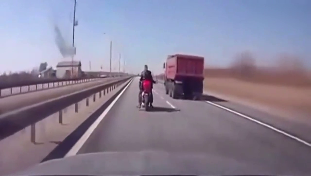 路怒小伙见卡车不让道，直接拿出这个，真凶悍！