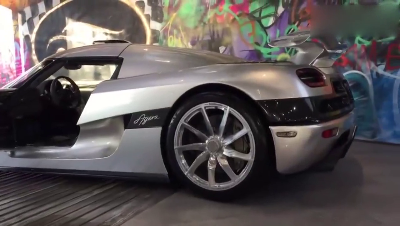 两辆超级跑车同台，看到柯尼塞格的旋转式车门，才知道哪辆更霸气