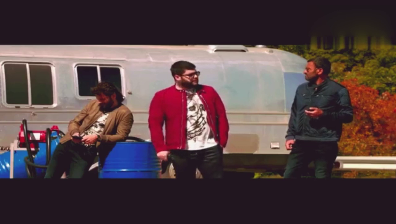 两辆法拉利上赛道飙车却被一辆出租车挑衅，竟然还输给了出租车