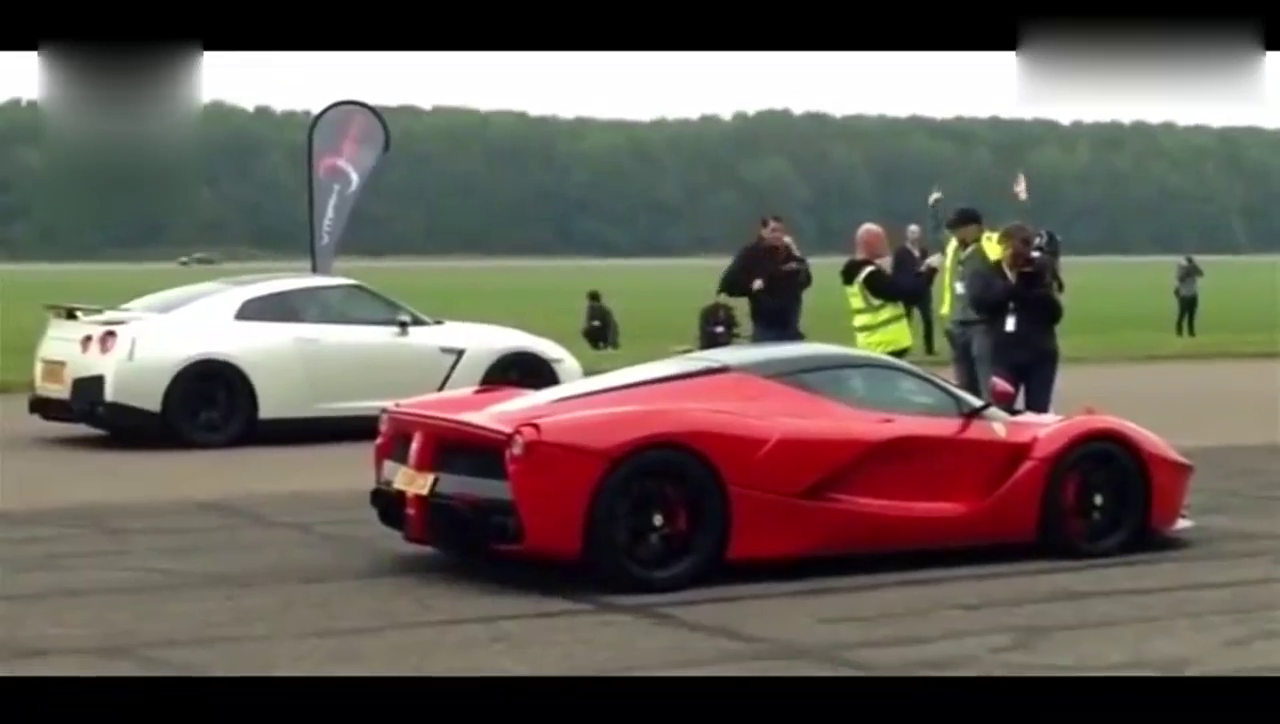 女朋友一直要买辆跑车，看完法拉利和GTR的比赛，心中有了决定