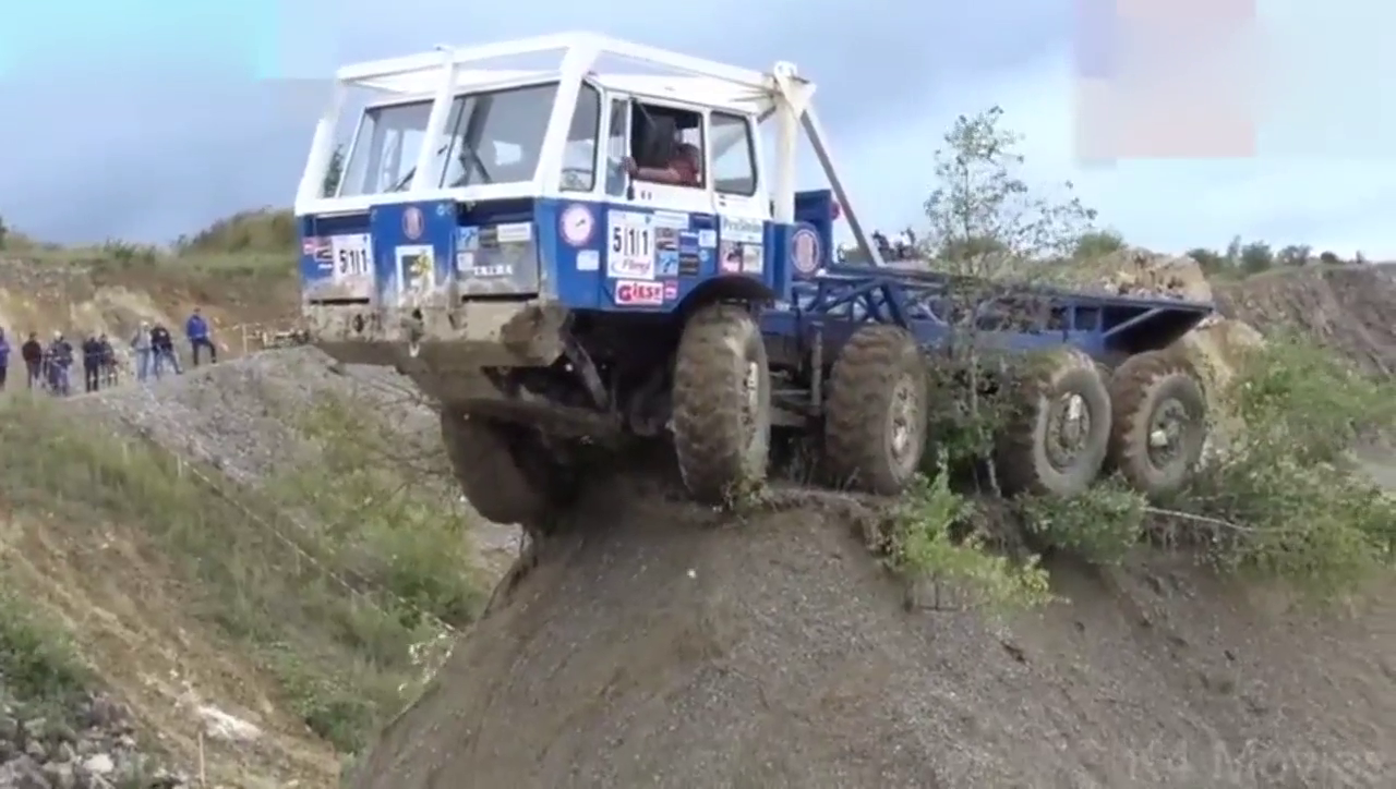 奔驰8×8全地形卡车测试越野能力，下坡的那一刻尴尬了