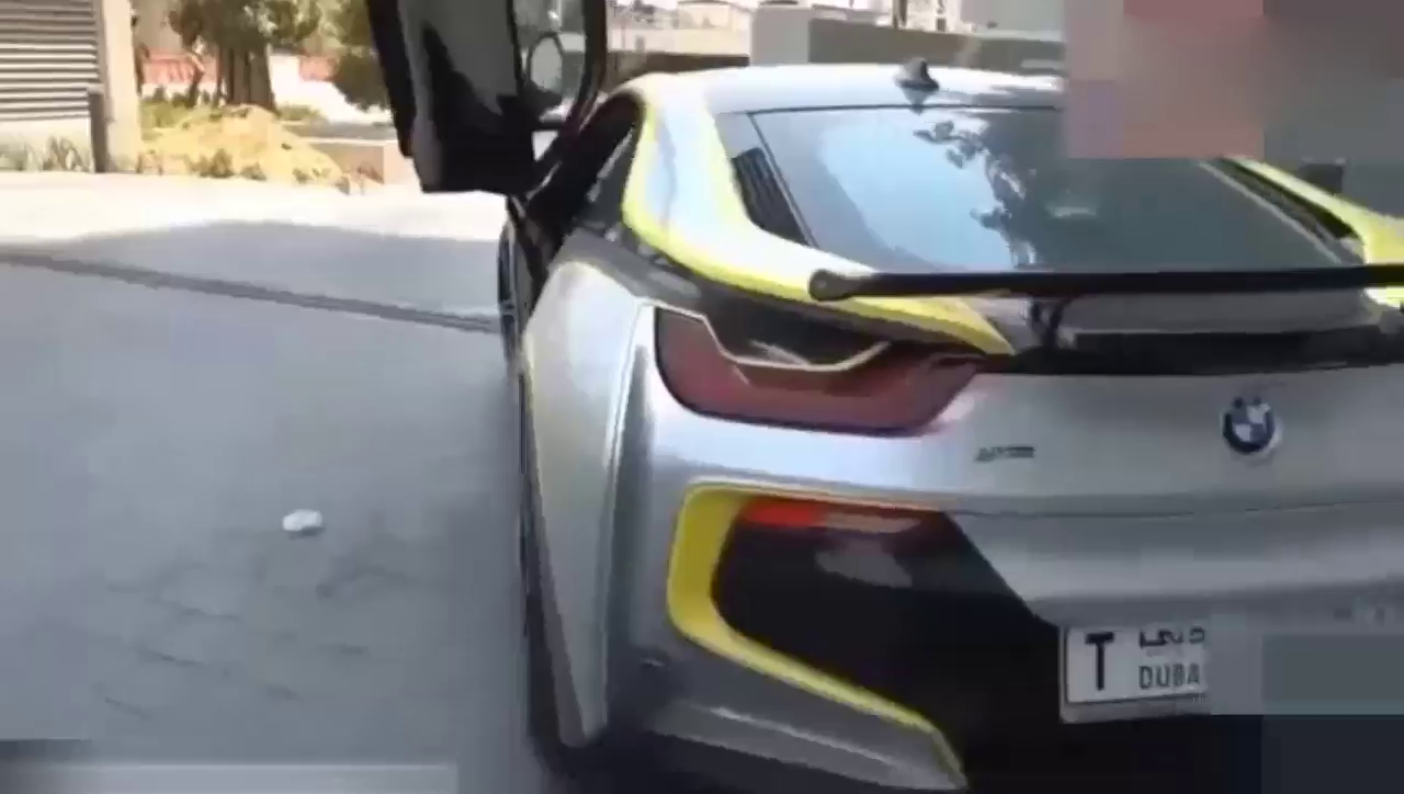 开着两百万的车去买两千万的跑车，有钱人真会玩