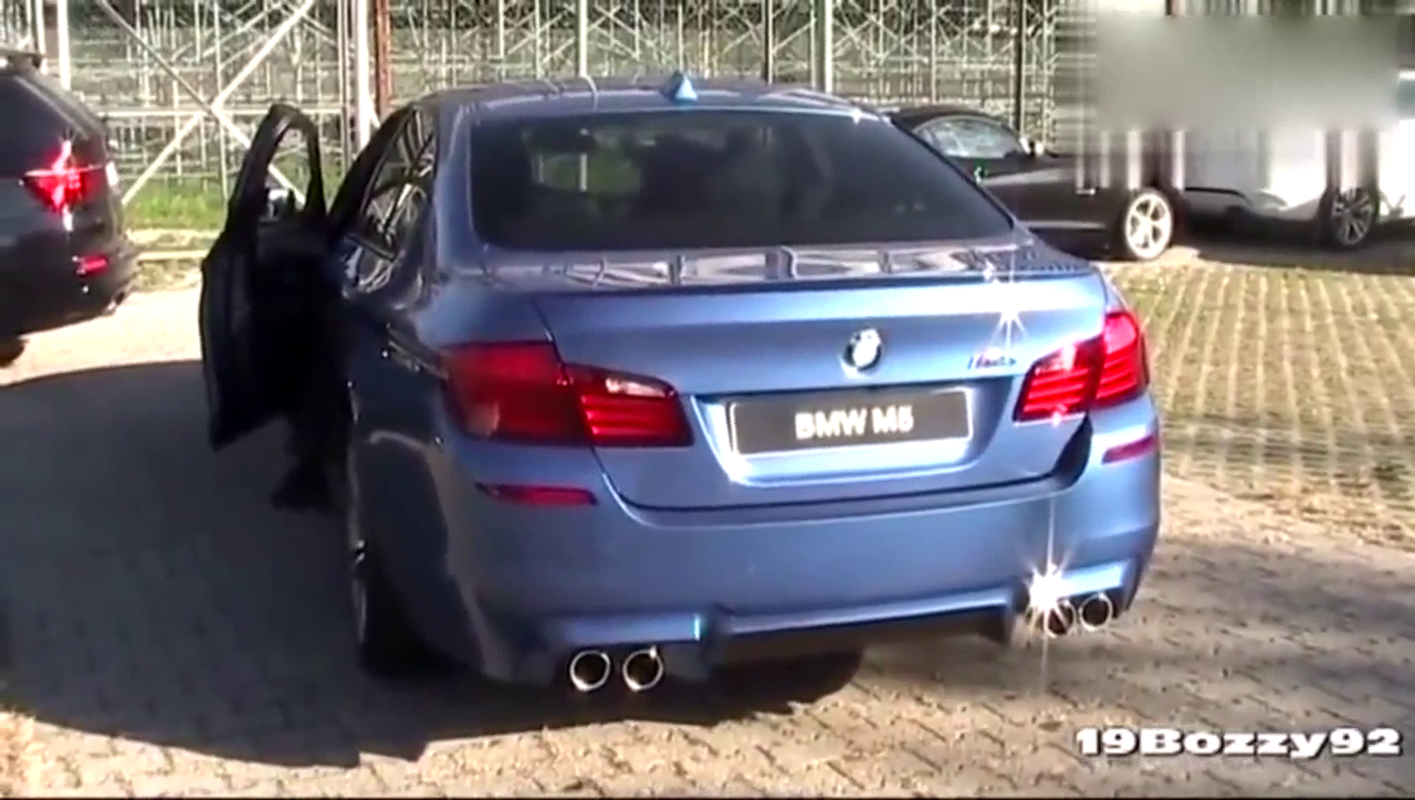 蓝色的宝马跑车，这外观还能再帅一点吗！