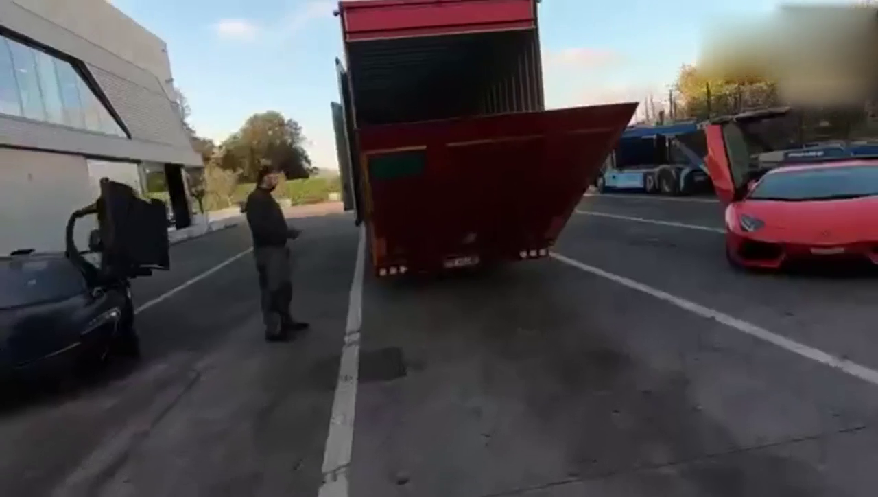 土豪买3000万跑车到货，打开赠品后，连迈凯伦P1都要靠边站了！