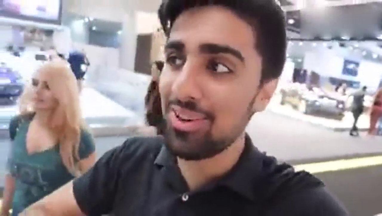 迪拜土豪带女友去豪车展, 女友一眼看上了这辆车