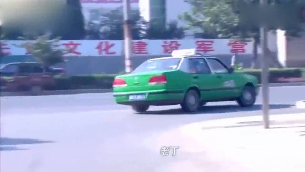 警察坐着儿子的出租车追赶犯罪嫌疑人，不料最终成功拦截住对方！