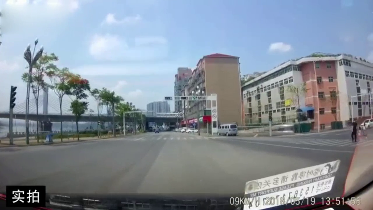 三男子骑一辆电动车，车速快轿车反应不及直接撞翻