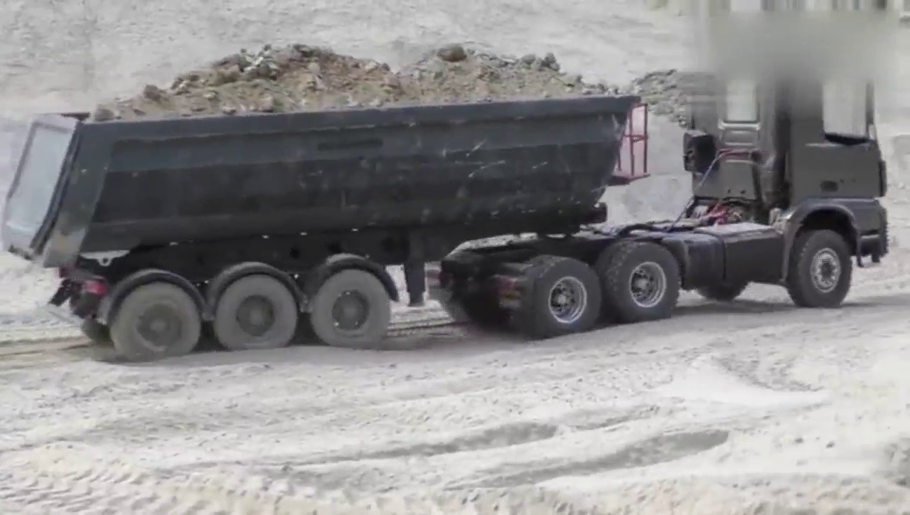 仿真机械模型，满载的奔驰卡车，准备卸货，一不留神，车居然倒了